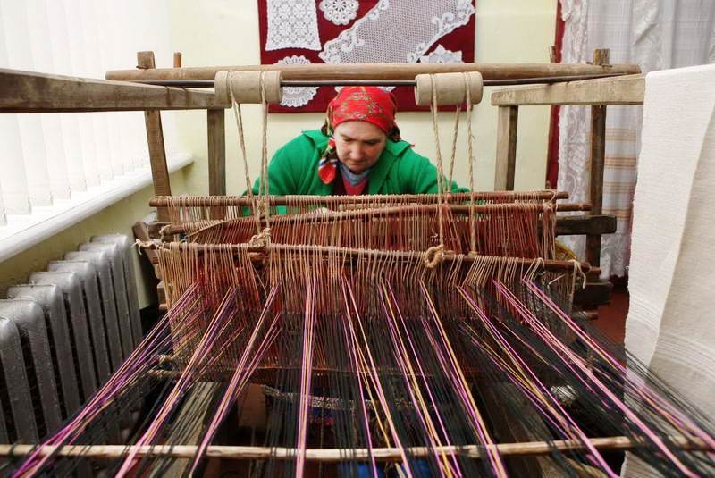 Ткачество ремесло. Прядение и ткачество в древней руси. Музей ткатс ткацкий иваново. Народные промыслы дагестана ковроделие. Ткет про.